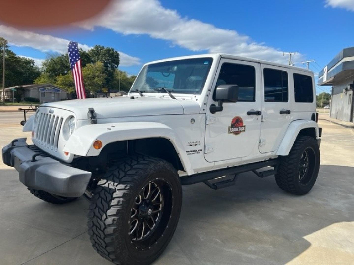 2017 WHITE JEEP WRANGLER UNLIMITED S Unlimited Sahara 4WD (1C4BJWEGXHL) with an 3.6L V6 DOHC 24V FFV engine, located at 8101 E. Skelly Dr., Tulsa, OK, 74129, (918) 592-3593, 36.121891, -95.888802 - Photo#4